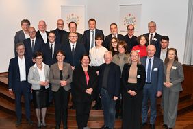 Die Unterzeichner:innen der neuen Bündnisvereinbarung im Literaturhaus Stuttgart gemeinsam mit Kultusministerin Theresa Schopper (vorne, vierte von links). Mit dabei sind: Ordinariatsrätin Karin Schieszl-Rathgeb (mittlere Reihe, vierte von links), Oberkirchenrat Wolfgang Schmidt (vorne, zweiter von rechts) und Ordinariatsrätin Susanne Orth (vorne rechts). Bild: Robert Thiele