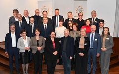 Die Unterzeichner:innen der neuen Bündnisvereinbarung im Literaturhaus Stuttgart gemeinsam mit Kultusministerin Theresa Schopper (vorne, vierte von links). Mit dabei sind: Ordinariatsrätin Karin Schieszl-Rathgeb (mittlere Reihe, vierte von links), Oberkirchenrat Wolfgang Schmidt (vorne, zweiter von rechts) und Ordinariatsrätin Susanne Orth (vorne rechts). Bild: Robert Thiele